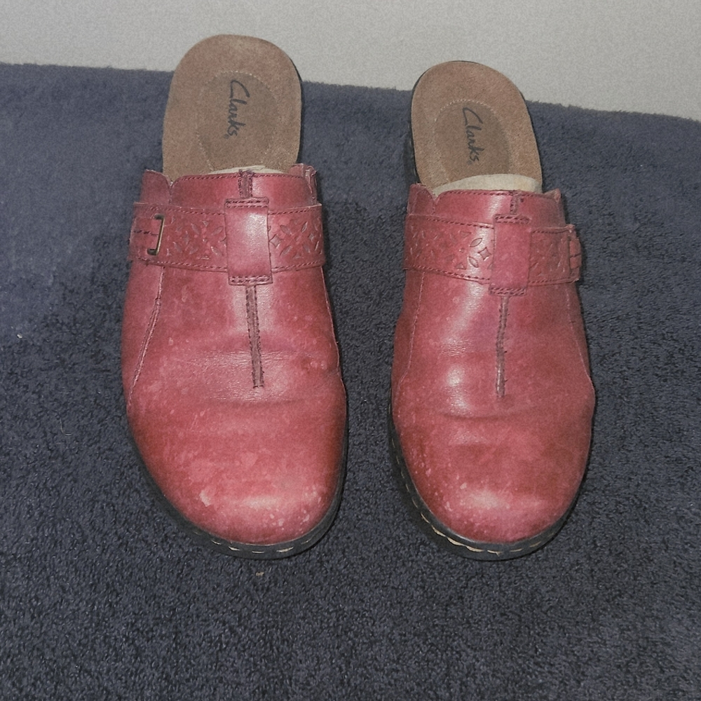 ‼️MAKE AN OFFER‼️Clarks Red Leather Slip-On Clogs Size 10‼️MAKE AN OFFER‼️